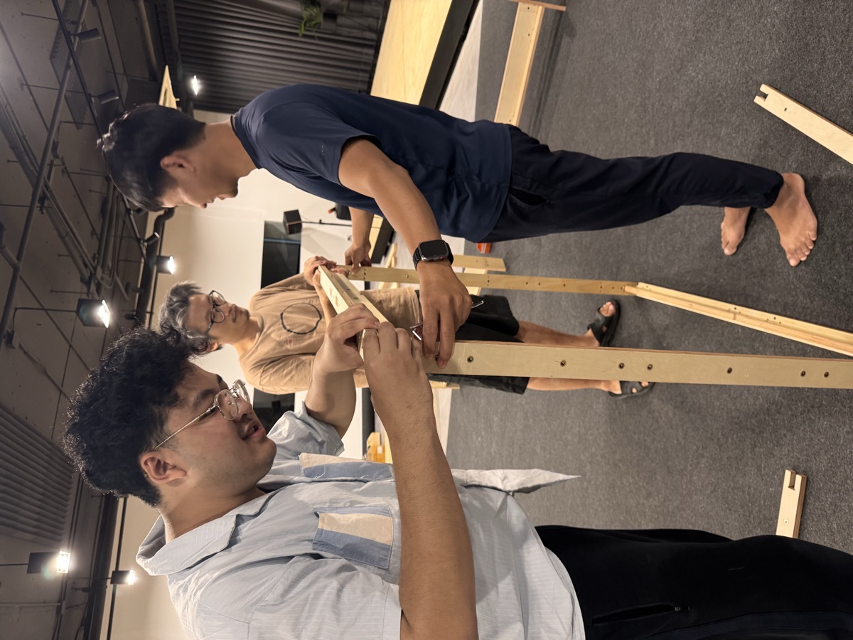 ร่วมกันประกอบกระท่อม