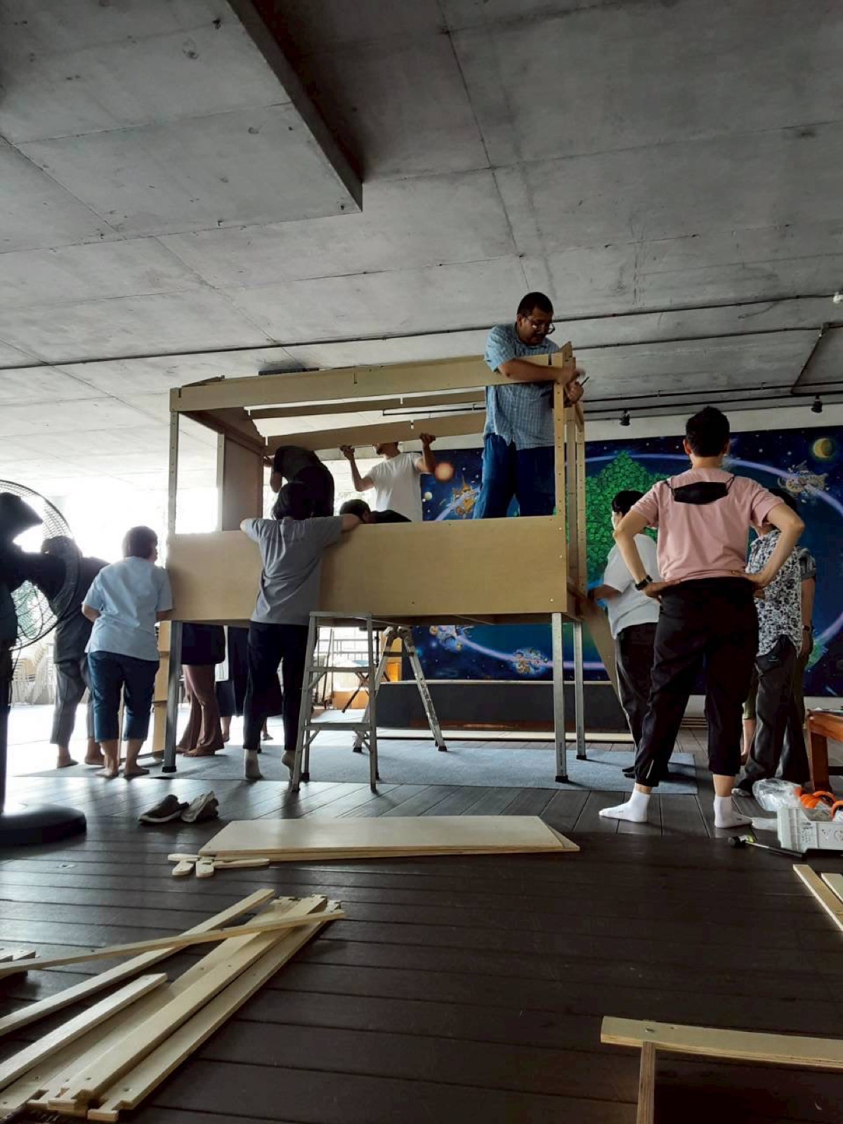 กระท่อมเริ่มเป็นรูปเป็นร่าง