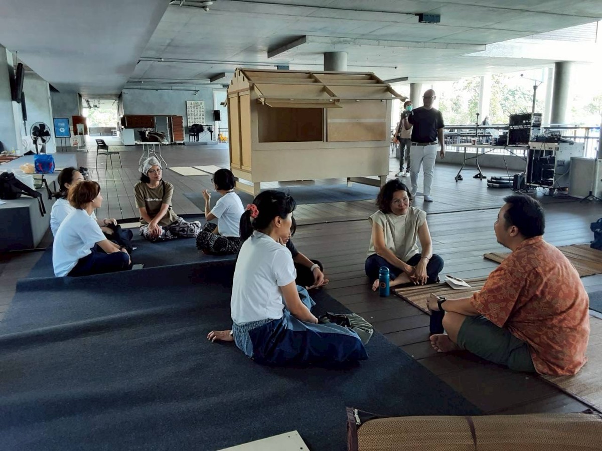 ล้อมวงสนทนากับกระท่อมภาวนา