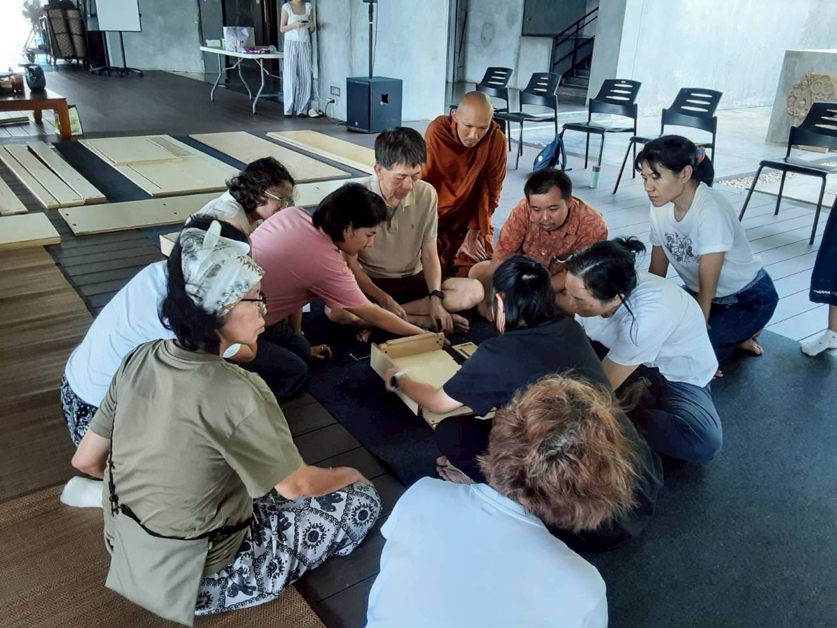 หลวงพี่กับผู้เข้าร่วมกระบวนการ