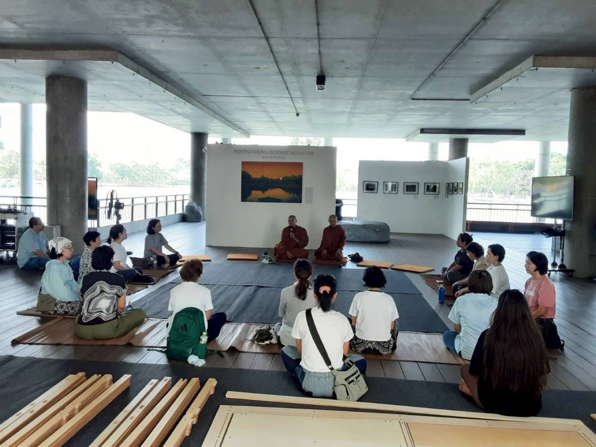 พระสงฆ์นำสนทนาในพื้นที่สวนโมกข์