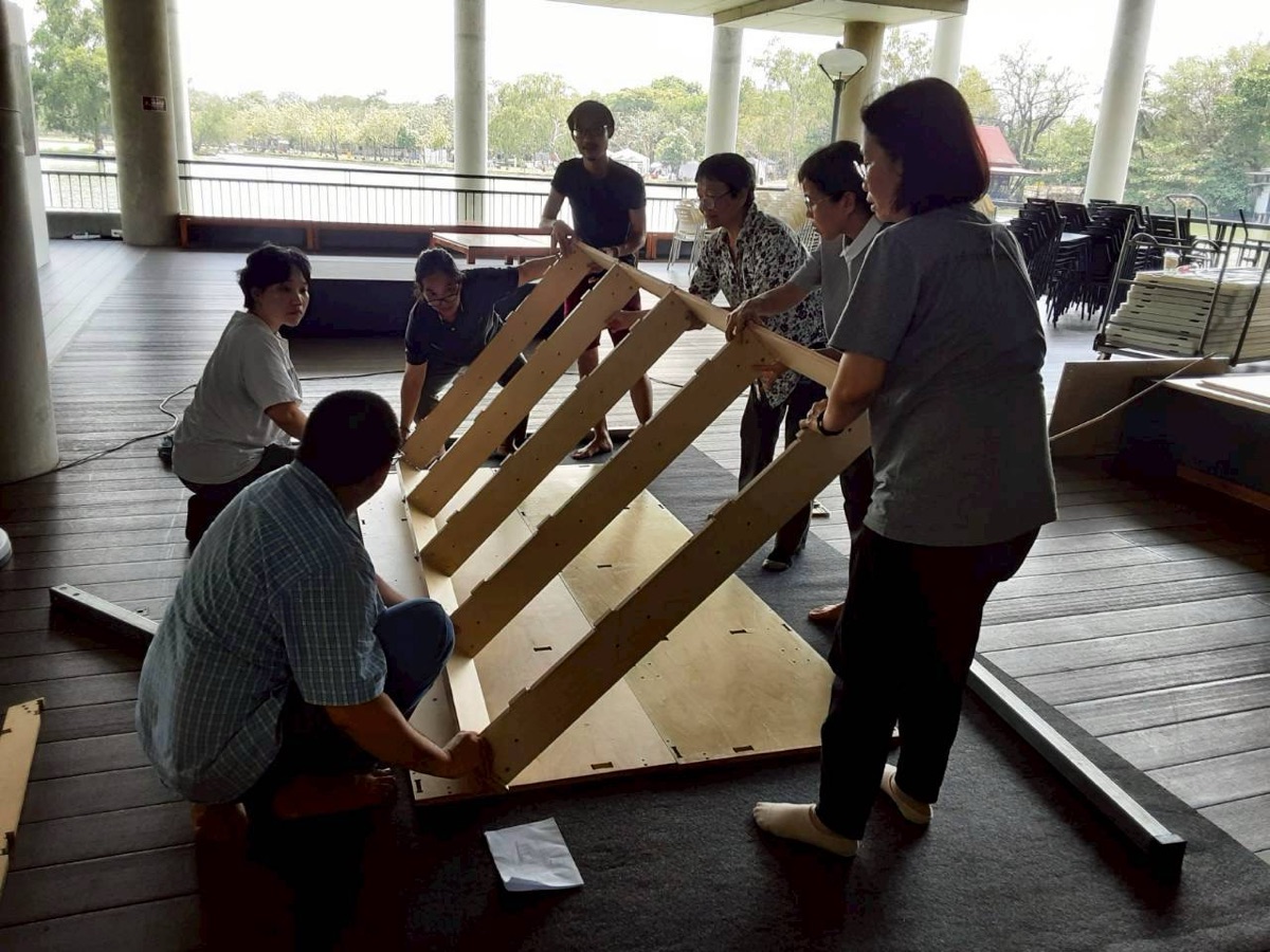 ติดผนัง