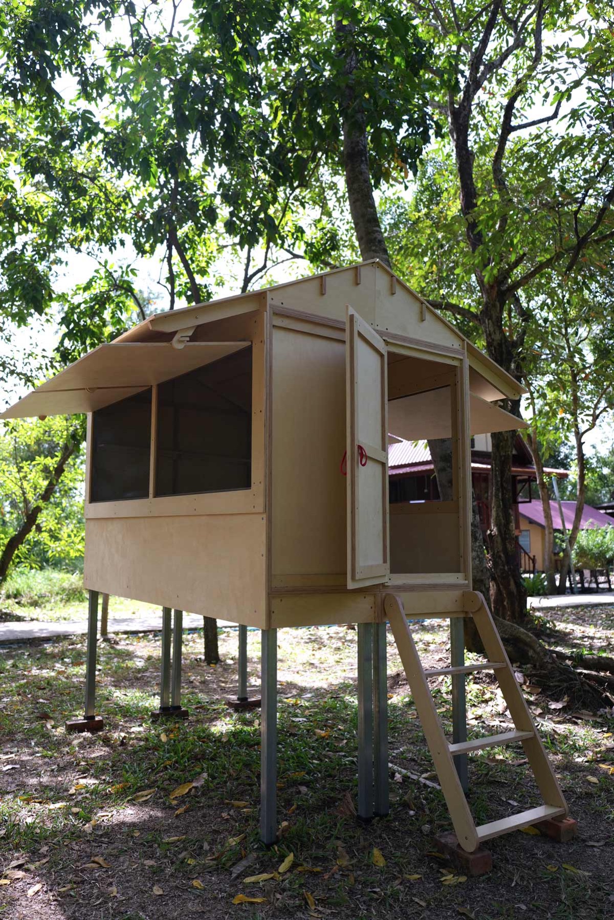 กระท่อมภาวนา — ด้านหลัง